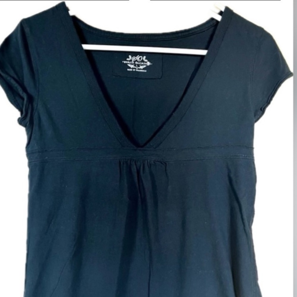 Black short sleeve shirt with deep v-neck design. Excellent condition! Size L - Picture 2 of 6